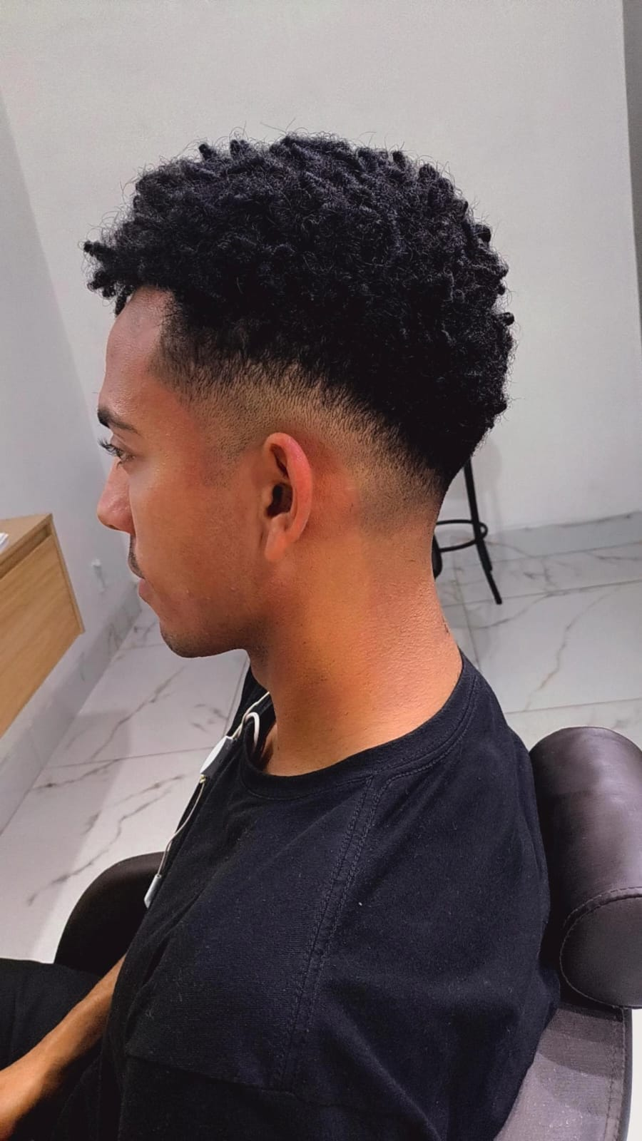 Corte afro com degradê alto