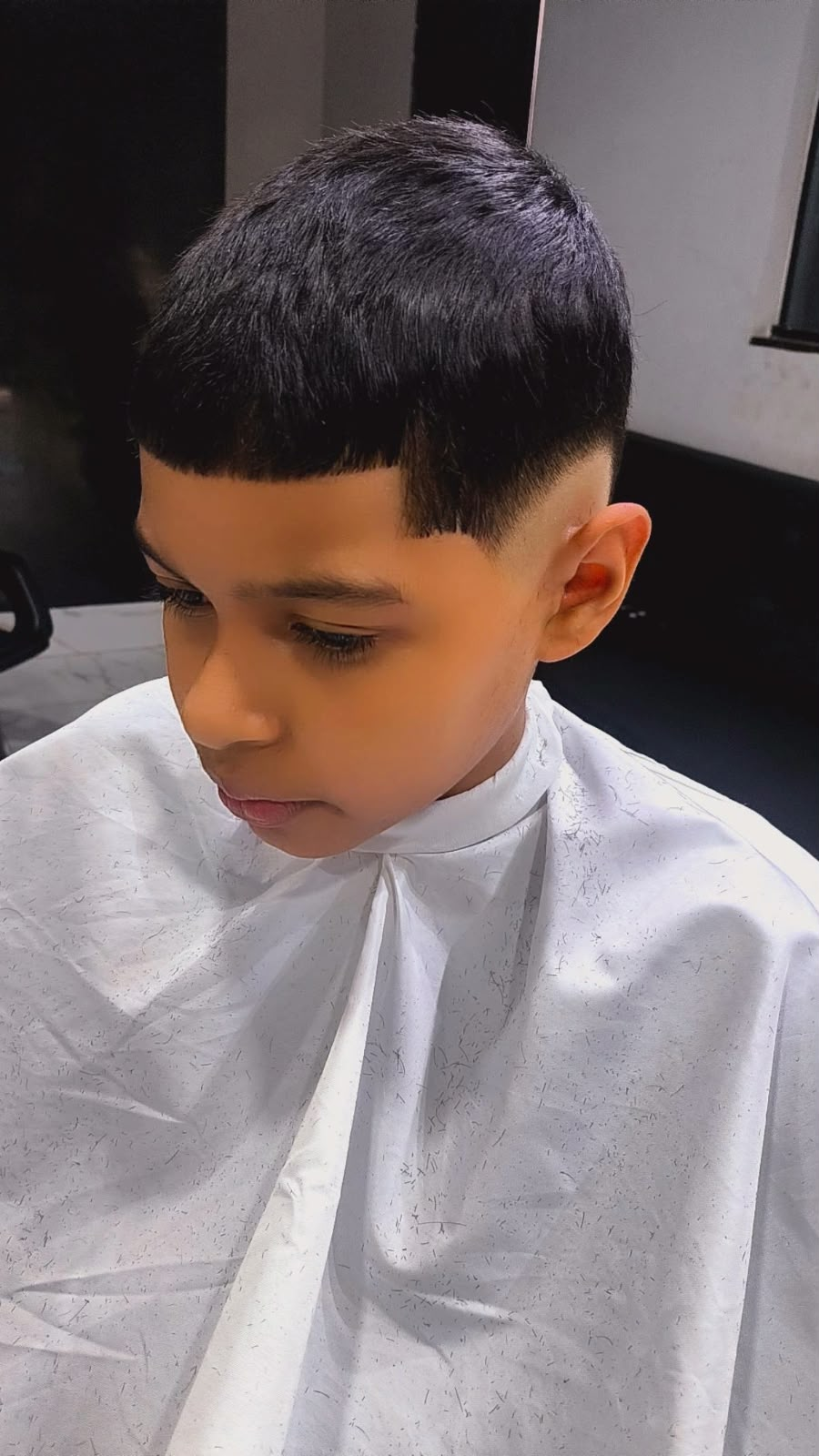 High skin fade com textura e franja reta