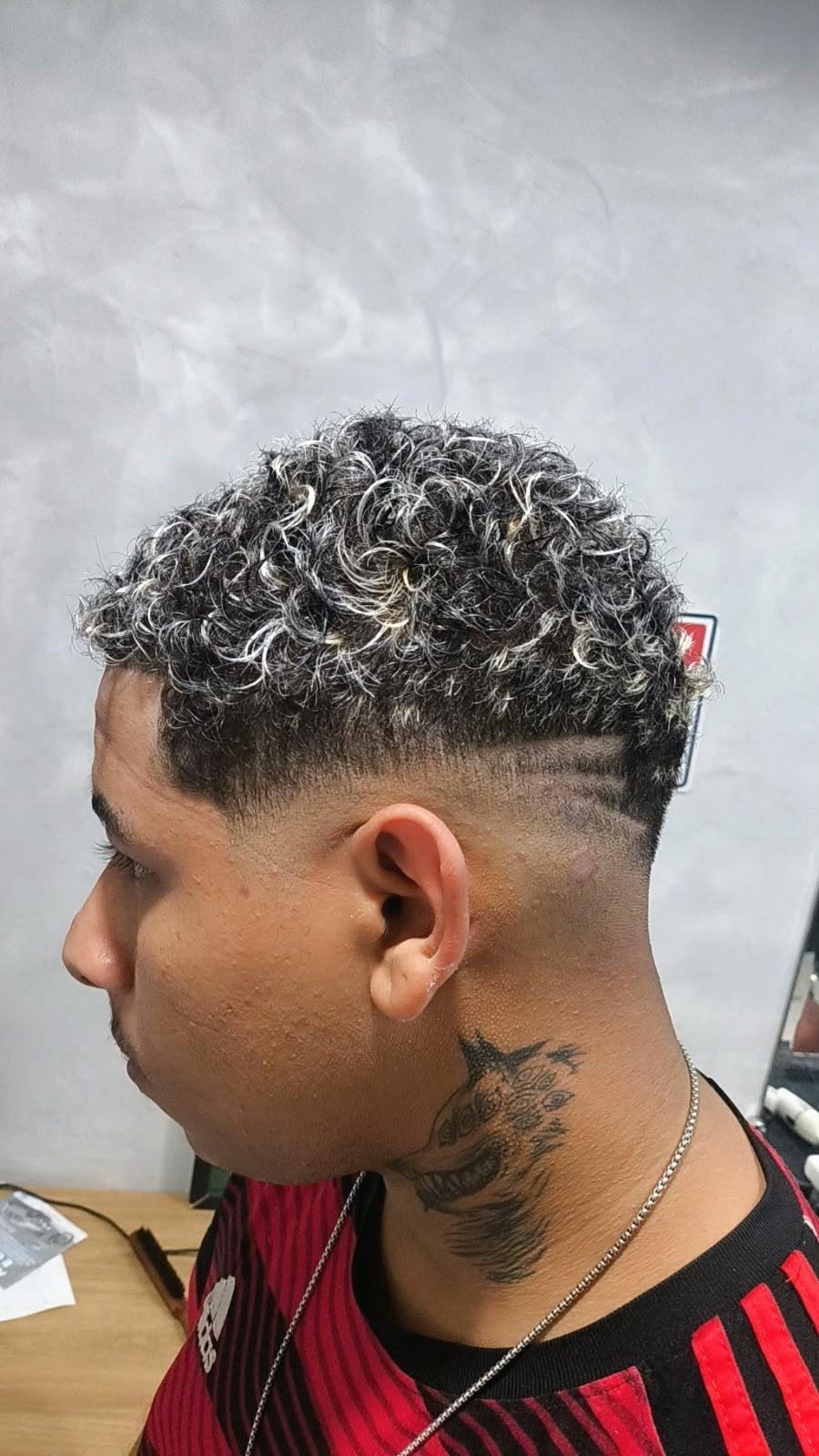 Cachos com luzes platinadas e degradê